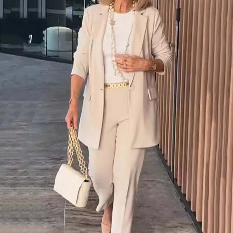 Set costum elegant din două piese pentru femei - jachetă și pantaloni